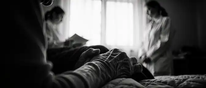 Визит к легенде: врачи Грозного поздравили 121-летнюю Яху Хашагову